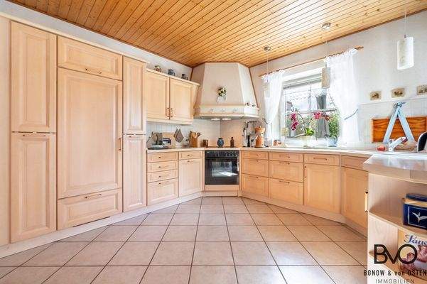 Geräumiger Küchenbereich mit viel Tageslicht