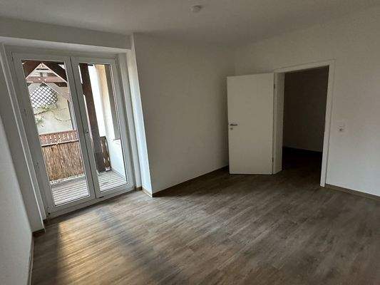 Schlafzimmer m. Balkonzugang 