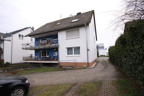 Hausrückseite mit Stellplätzen