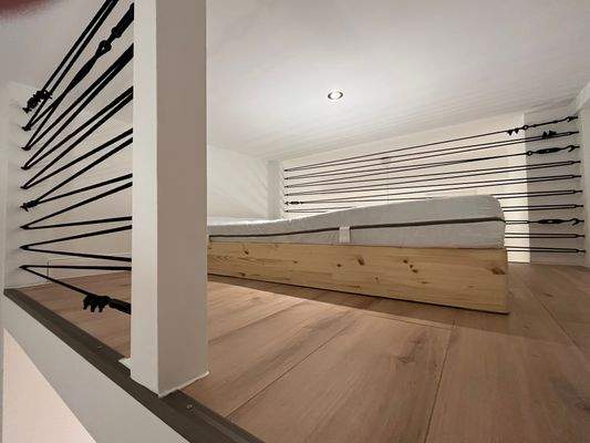 Schlafgalerie, obere Etage mit Multimediadose, 2 Regalen, Futonbett