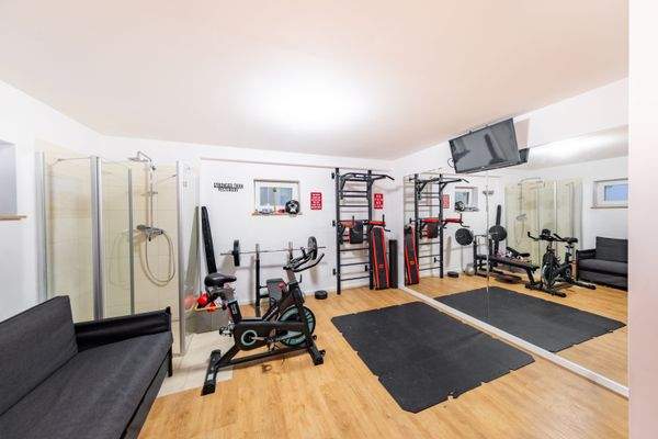 Hobbyraum mit Sauna und Dusche im Untergeschoss