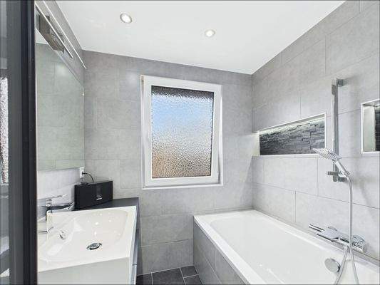 Tageslichtbad mit Wanne