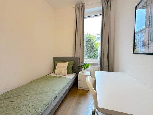 Helles Schlafzimmer mit Bett