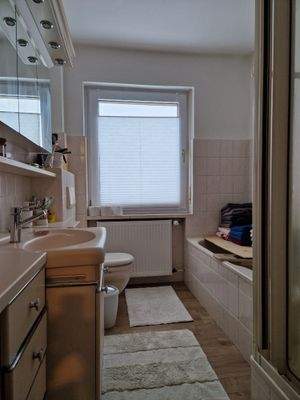 Bad mit Dusche und Wanne