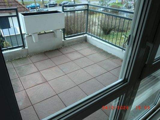 Der kleine Balkon ist überdacht.