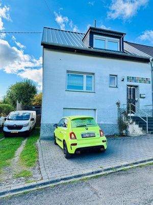 sowie Stellplätzen und Garage