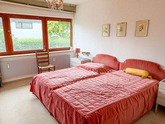  Schlafzimmer 1 - 5437.jpg