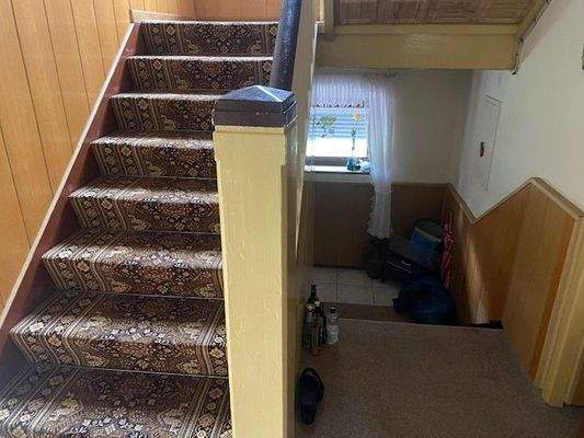 Treppe zum OG und Keller.jpeg