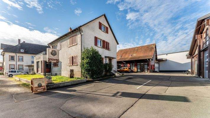 Wohnhaus und Hofeinfahrt