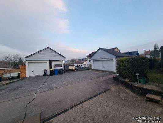 3 Garagen, 1 Carport bereits vorhanden
