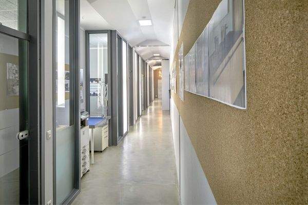 Flur mit Glaselementen