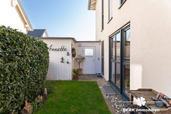 Gartenhäuschen u. Zugang zum Carport u. zur Wohnküche