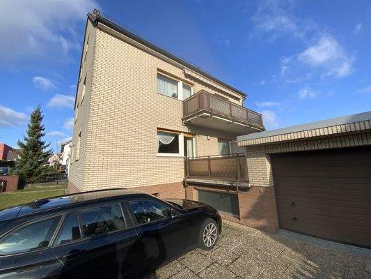 Außenansicht mit Garage und Stellplätzen