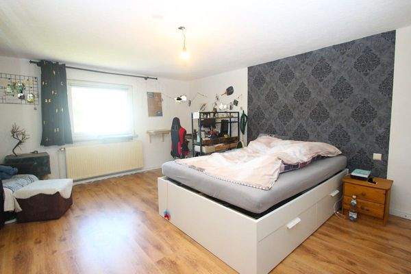 Schlafzimmer mit viel Platz …