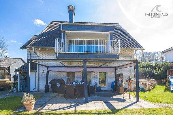 Gebäuderückseite - Terrasse und Loggia inklusive