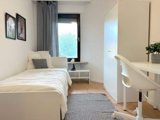 Helles Schlafzimmer mit Bett