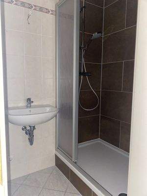 Bad mit Dusche u. RW-Brause