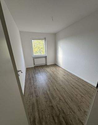 Leeres Zimmer mit Fenster
