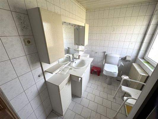 Bad mit Dusche, Fenster und WC im Erdgeschoss H.1