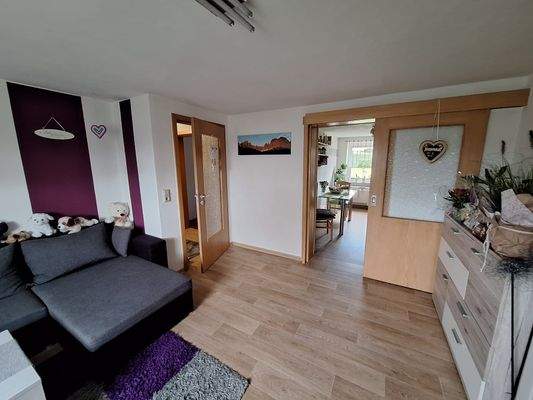 Wohnzimmer mit Blick in die Küche