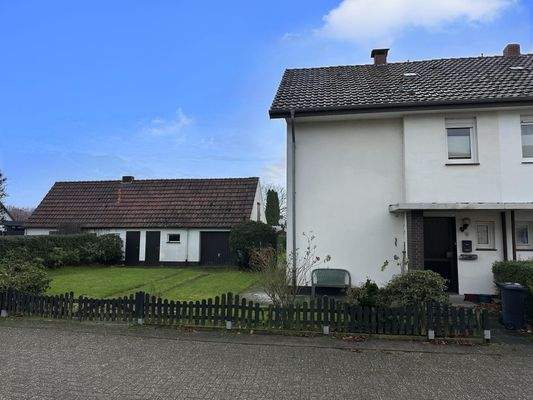 Doppelhaushälfte und Nebengebäude