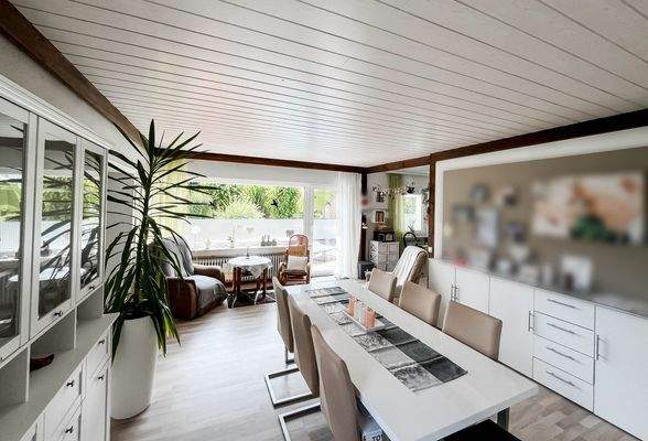 Esszimmer mit Zugang zur Terrasse