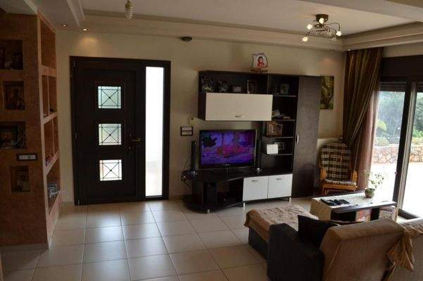 Kreta, Exo Lakonia: 5-Zimmer-Villa mit großem Olivenhain zu verkaufen