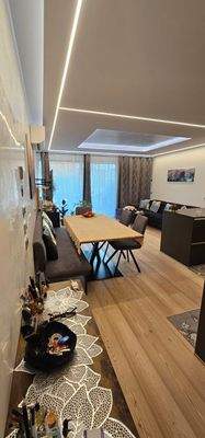 Brixen-Sanierte Wohnung-vollmöbliert-modern-hochwertige Möbel-Eichrichtung-Luxus-Neu-Beleuchtung-Terrasse-Stadtzentrum-Bahnhof
