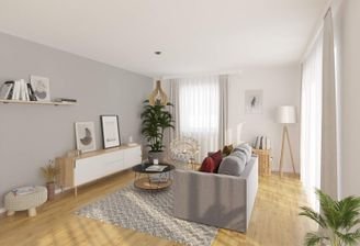 Das Wohnzimmer wird durch bodentiefe Fenster hell