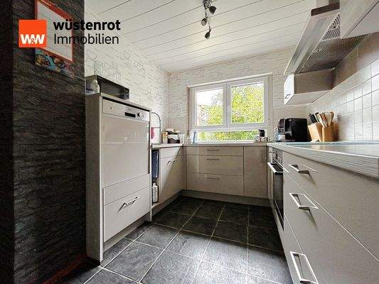 EG: Klare Linien, viel Licht – eine Küche fürs Wesentliche