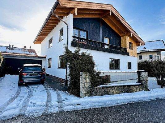 Östliche Hausansicht mit Zufahrt zur Garage