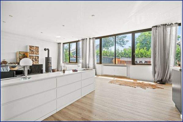 Lichtdurchflutetes Wohne- Esszimmer mit Küche