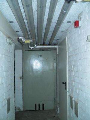 Kellergang mit isolierte Heizungsrohre