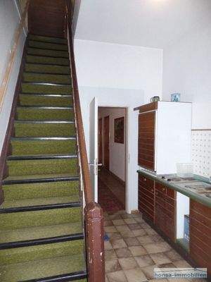 Treppe zum Obergeschoss/ Küche