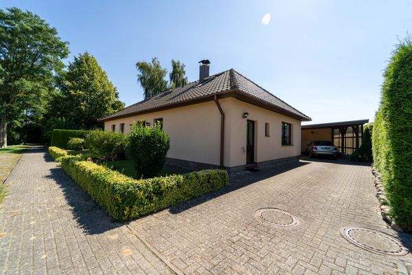 Außenansicht + Garten