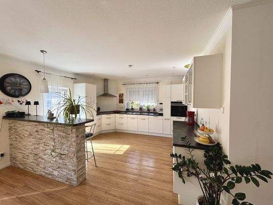 Blick in die offene Küche mit einer Tresenabtrennung zum Esszimmer