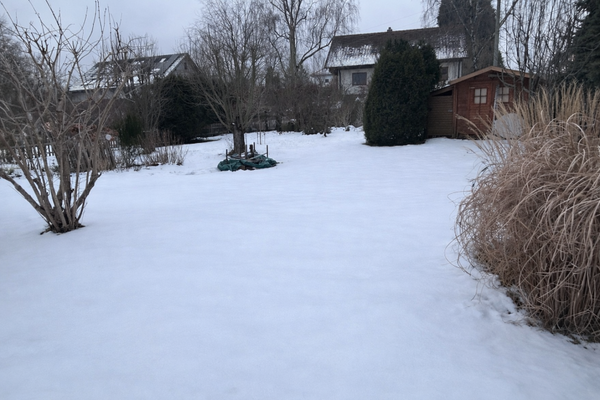 verschneites Grundstück