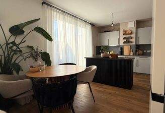 Ansicht I: Wohn- und Esszimmer mit offenem Küchenbereich