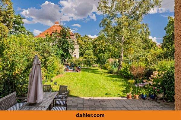 Garten mit großzügiger Sonnenterrasse