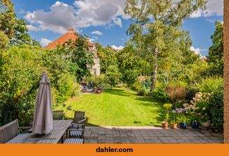 Garten mit großzügiger Sonnenterrasse