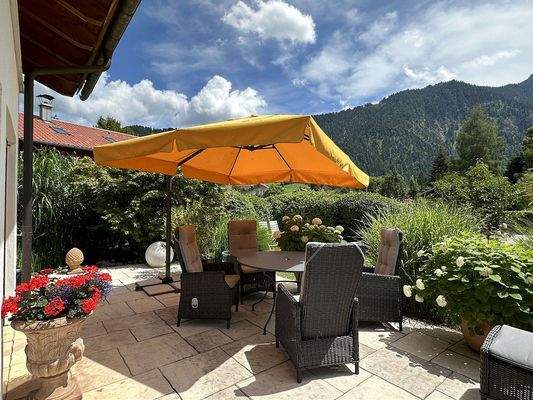 Der schön gestaltete Garten mit mehreren Terassenflächen als Rückzugsort