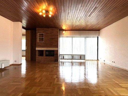 Großzügiges Wohnzimmer mit Kamin