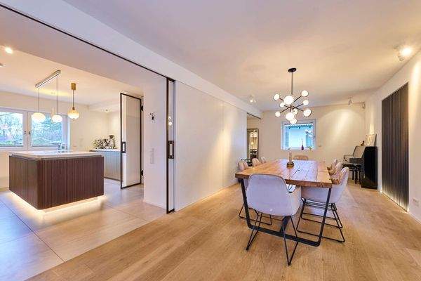 Hochwertige Küche / Essbereich