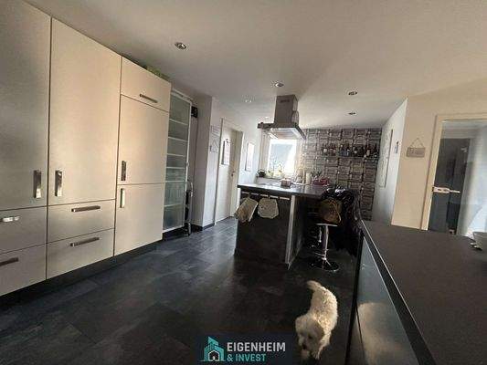 offene Küche und Blick in den Wohnbereich