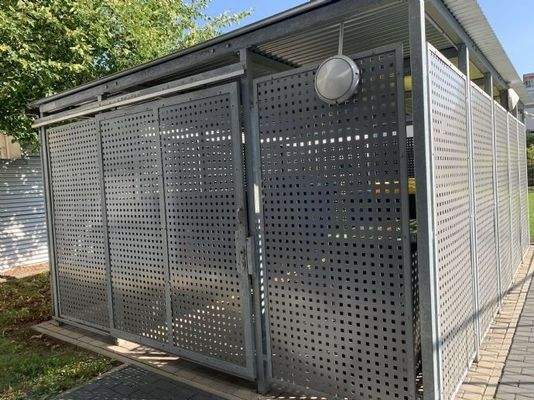 Müllbehausung hinter dem Gebäude