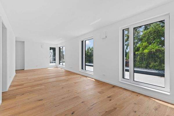 Wohn- und Essbereich mit bodentiefen Fensterelementen