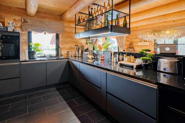 Küche mit Einbauküche