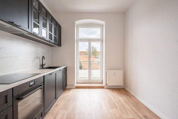 Neue, stilvolle Einbauküche mit Austritt zum Balkon