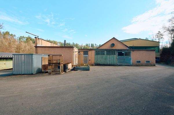 Ansichten Gebäude 6b, 6a und Gebäude 5 mit Freifläche und Zufahrt 