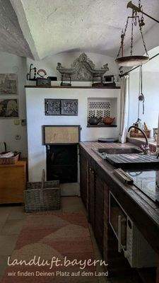 Kachelofen und Küche im ehem. Stall des Wohnhauses
